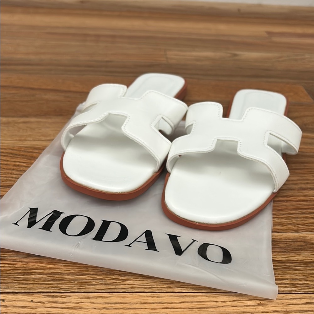 Moda Women's White Sandals